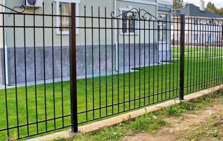 Сварные заборы на ленточном фундаменте
